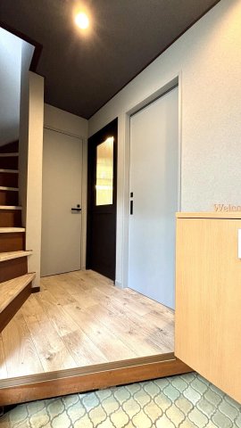 モダンカフェ Kitchen House羽村 玄関ホールはシックなグレー×黒で