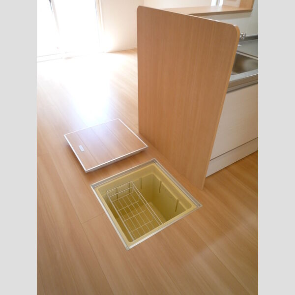 アヴェニール101号室 床下収納