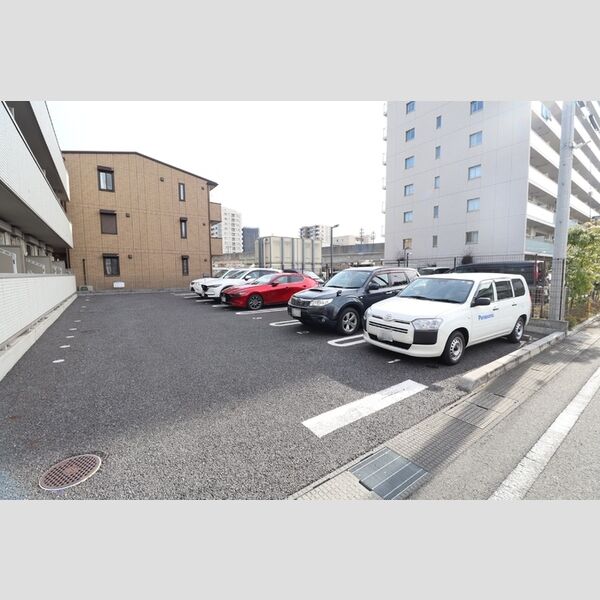 サンシャインみさと201号室 駐車場