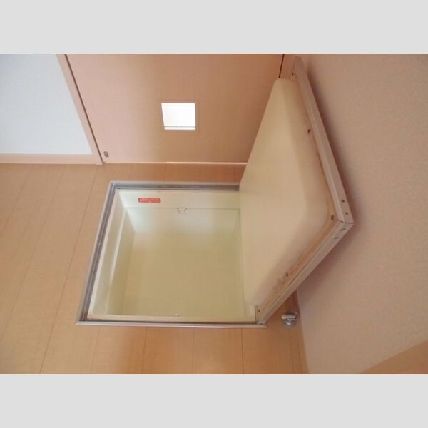 コンフォート北葛西101号室 床下収納
