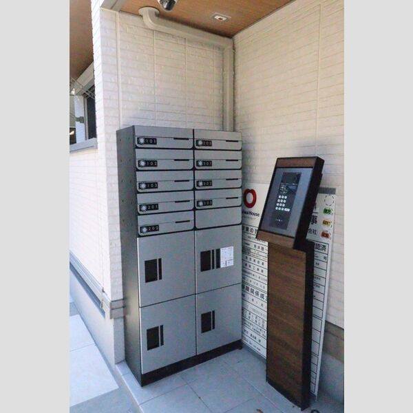 ECLAS301号室 オートロック式玄関　郵便ポストと宅配ボックス