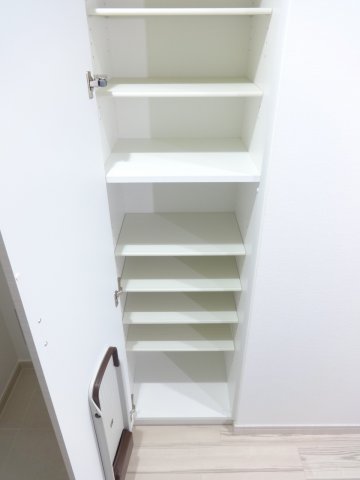 ＣＲＥＶＩＳＴＡ北千住302号室 収納