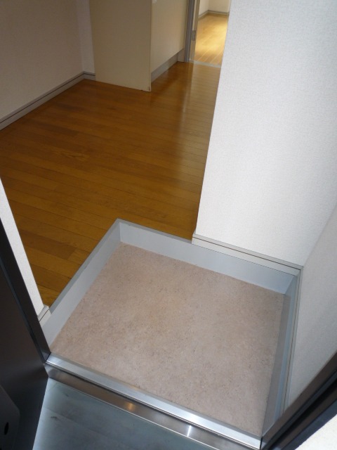 ルピナス4階 玄関