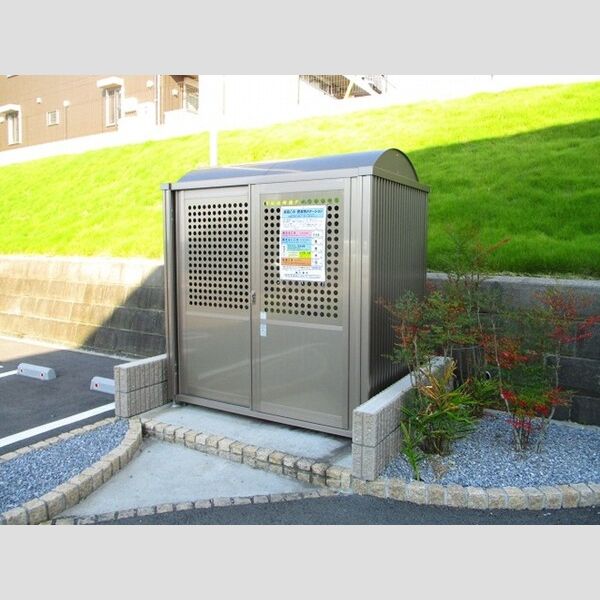 ルシャトーM103号室 ゴミストッカー