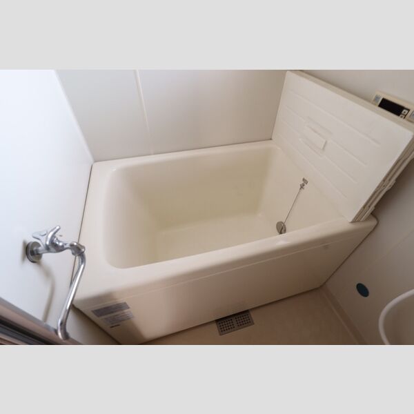 昭友荘 追い焚き給湯機能付き浴室(小窓付)