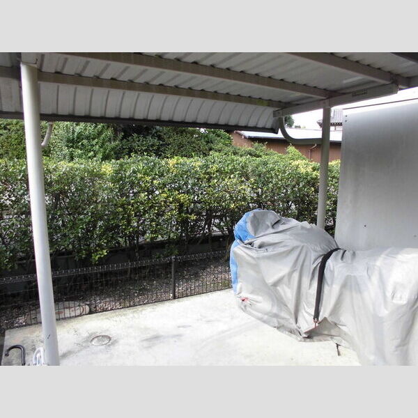 すずかけ202号室 屋根付き駐輪場