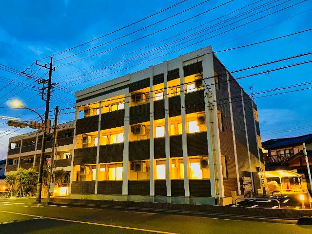 a l’aise （ア　レーズ） 外観写真（夜）