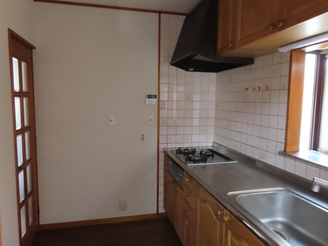 さいたま市大谷口戸建 三口コンロ付きキッチン／広々シンク／窓付きで明るく開放的