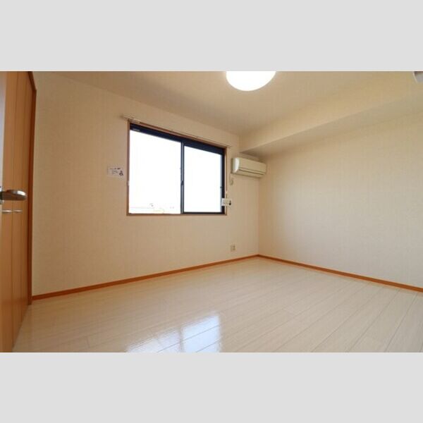 ロイヤルガーデン　B102号室 北側洋室