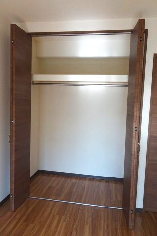 サンライズパレス 洋室１収納　※別号室の参考写真です(現況優先・仕様違いの場合あり)