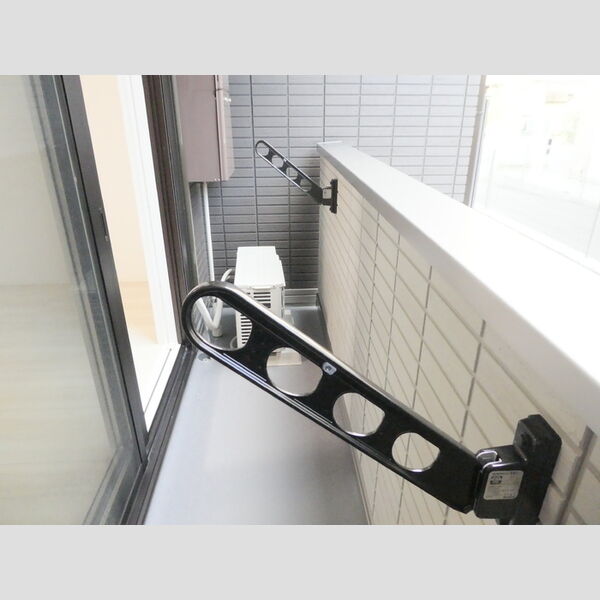 シェーングラース　D102号室 物干し竿ホルダー