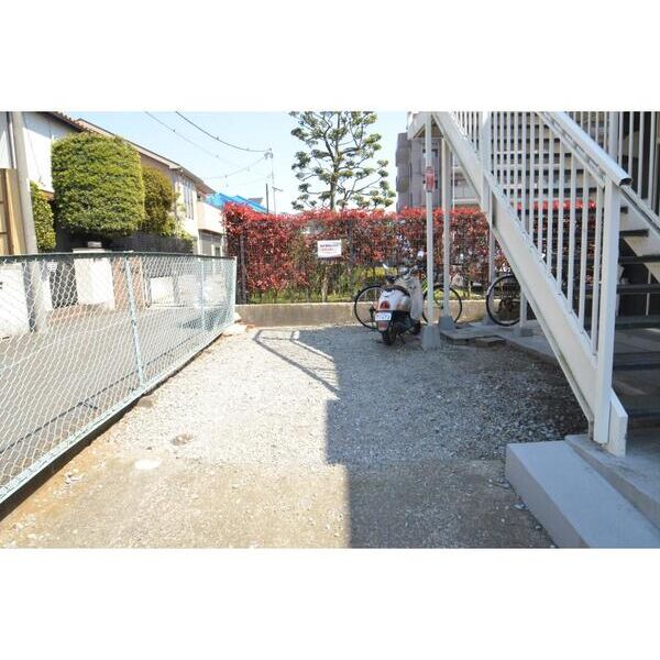 エステートピア慶203号室 駐車場