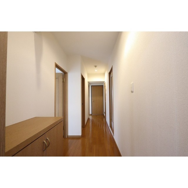 ローズパレス202号室 玄関から室内