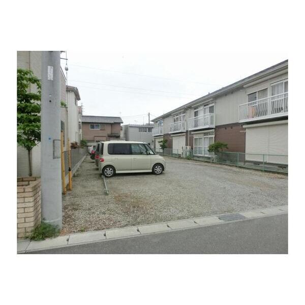 ロイヤルハイツ 駐車場