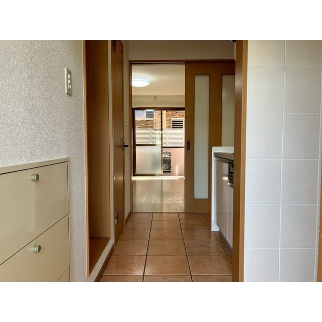 ピュア湘南102号室 玄関から室内