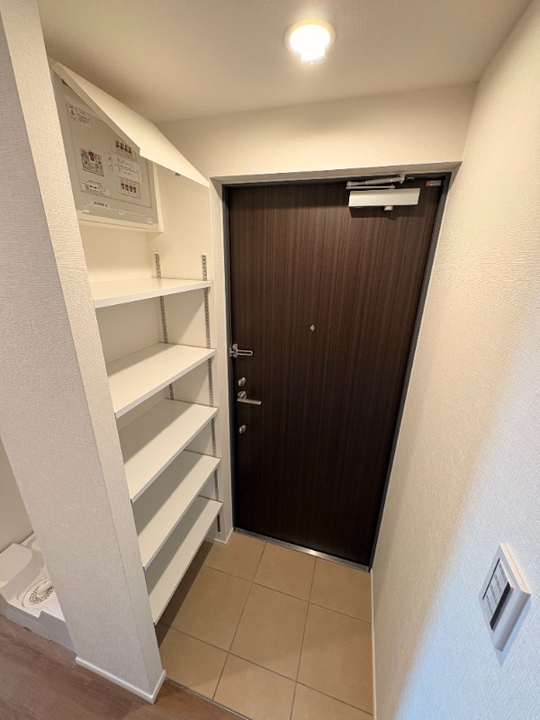 LEGALAND目黒本町ANNEX4階 玄関