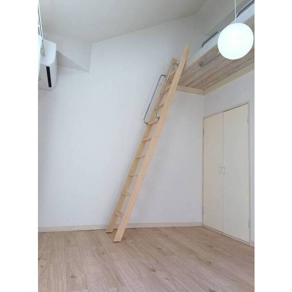 ロイヤルエモンド藤沢0202号室 リビング