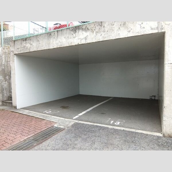 山王塚レジデンス303号室 駐車場