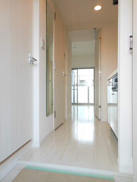 ガーラ・ヴィスタ横濱西口7階 人感センサー照明付の玄関