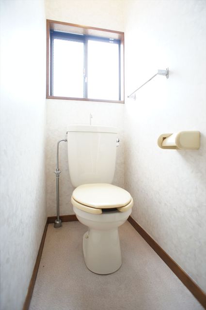 ビラおゆみ野0301号室 トイレに窓もあります