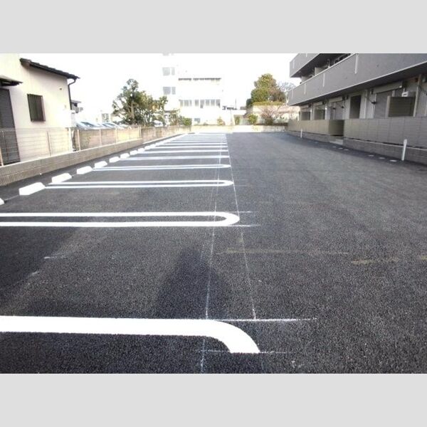 レフィナード末広102号室 駐車場