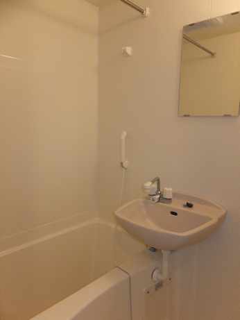 レオパレスパームスルーム107号室 駐輪場は屋根付なので雨の日も安心！