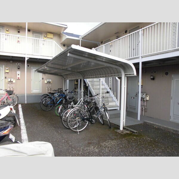 セジュール町田106号室 屋根付き駐輪場