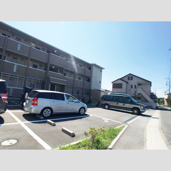 カリーサビラー 駐車場