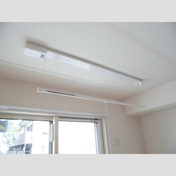 ソウソウ・ソンケン・リュウビ　ソウソウ102号室 室内物干し