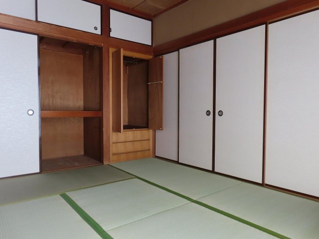 越谷市平方戸建 1階和室6帖／大型押し入れ収納／収納内ハンガーパイプあり