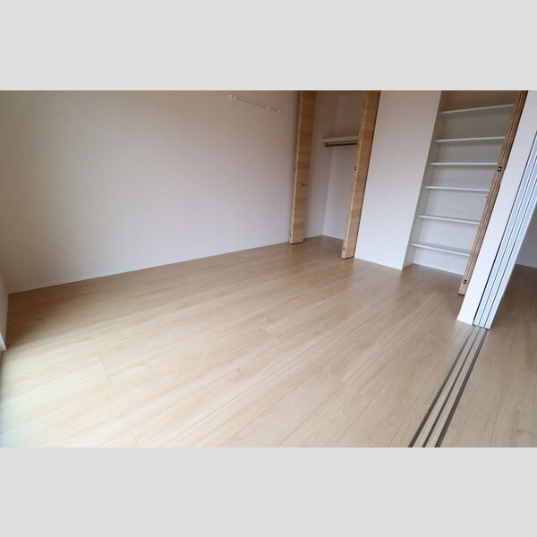 クレール湘南台V　B リビング横の洋室6.2帖