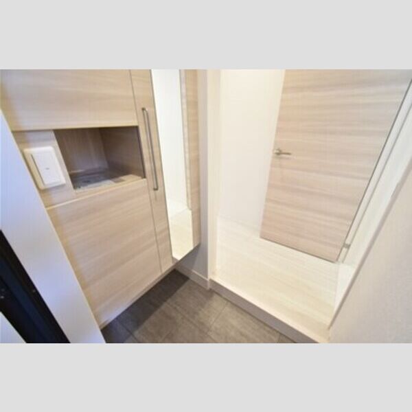 ロイヤルヒルズ103号室 玄関