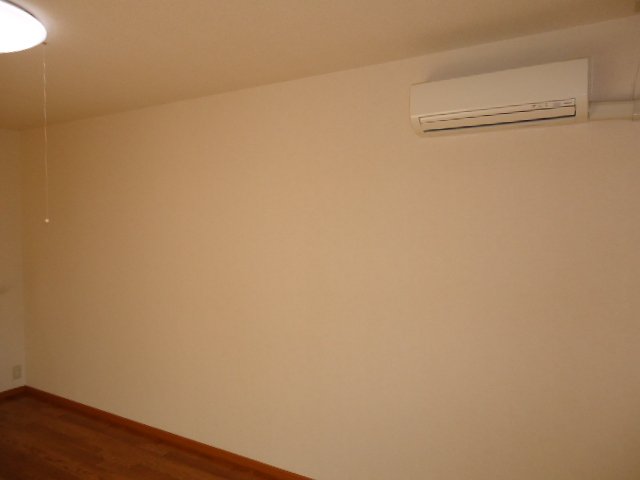 グレイスヴィラ湘南101号室 リビング・壁側