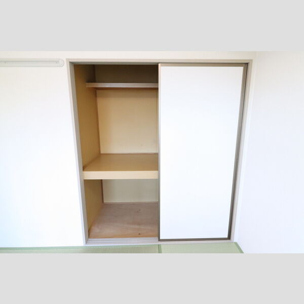 サイレントレジデンス203号室 押入