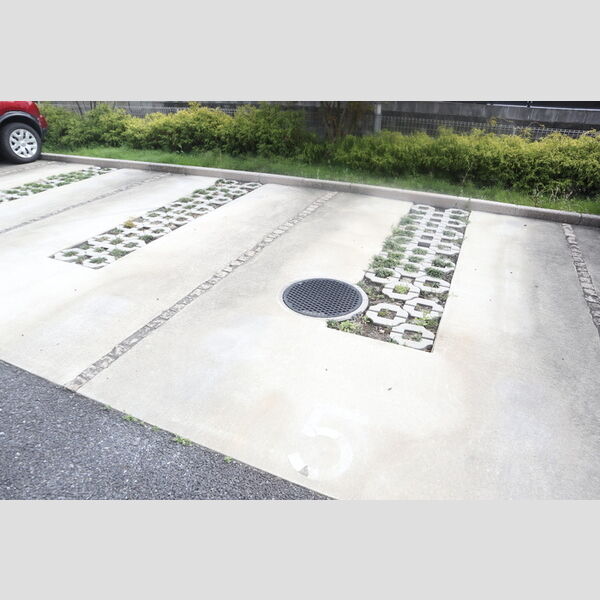 ラディーチェ 駐車場