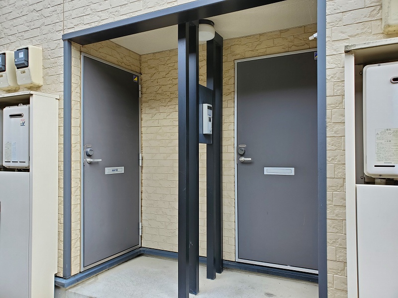 レオパレスプロシード 玄関