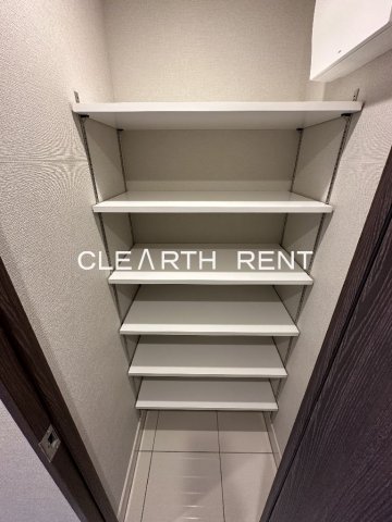 コンシェリア目黒本町 ＴＨＥ ＲＥＳＩＤＥＮＣＥ3階 玄関は靴だけの収納にとどまらないシューズインクローゼット