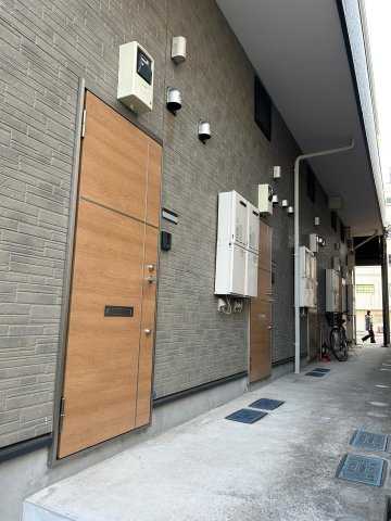 響橋テラス203号室 玄関ドアは明るくきれいです。