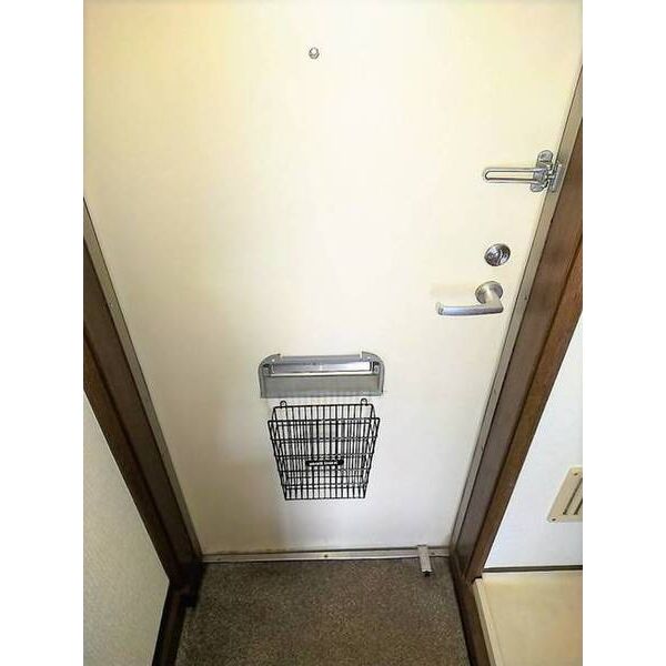 フラワーハイツ0202号室 玄関