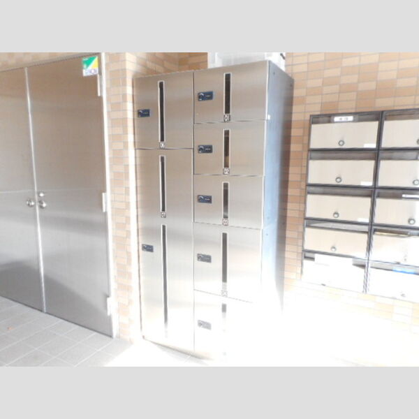 エーヴィゲス市川601号室 宅配ボックス