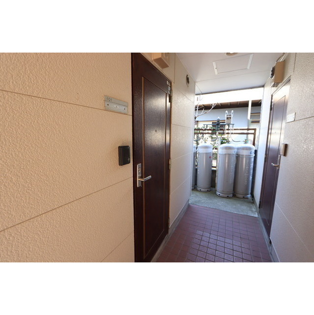 オートハイツ平塚 玄関