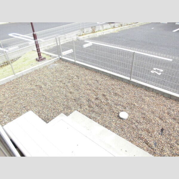 クリスタル　フローラ101号室 専用庭