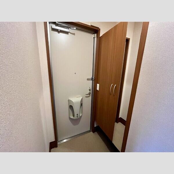 ロイヤルヒルズP 玄関