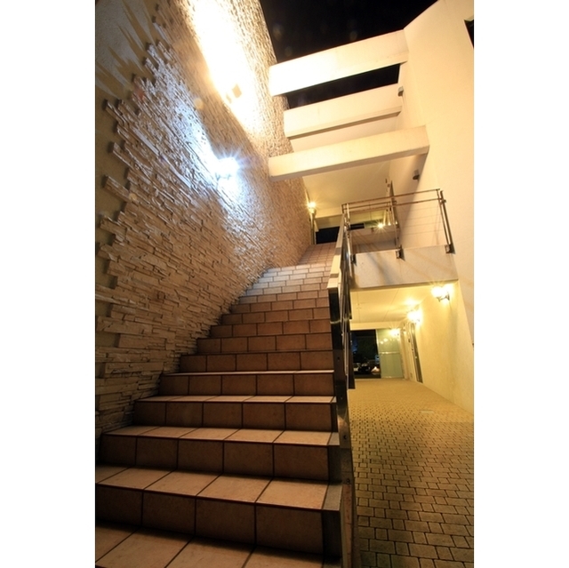 ポム・ドゥ・パン302号室 夜外観