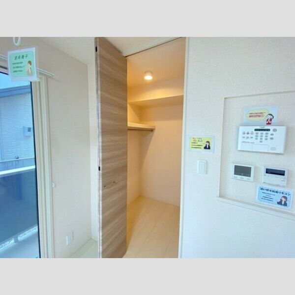 ジョーヌエトワール101号室 ウォークインクローゼット