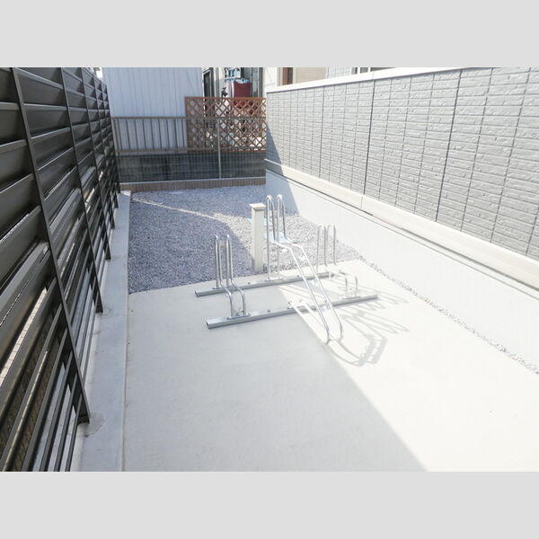 オルソ南鳩ヶ谷103号室 駐輪場(2)