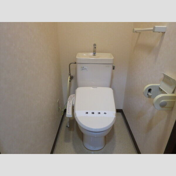 パインツリーコート203号室 トイレ　温水洗浄暖房便座