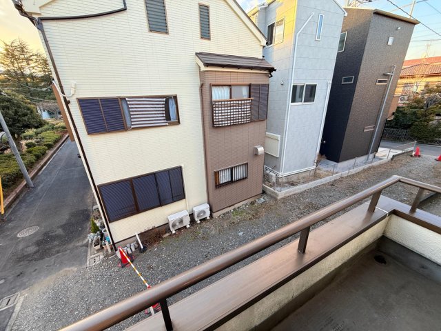 吹き抜け天井と広々LDKを備えたラグジュアリー住宅 前面に開けた爽やかな眺望、風通し良く心地よい毎日を
