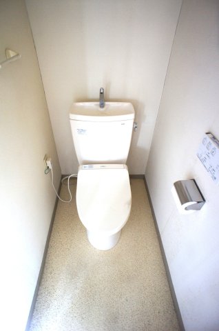 宍田ビル ゆったりとした空間のトイレです