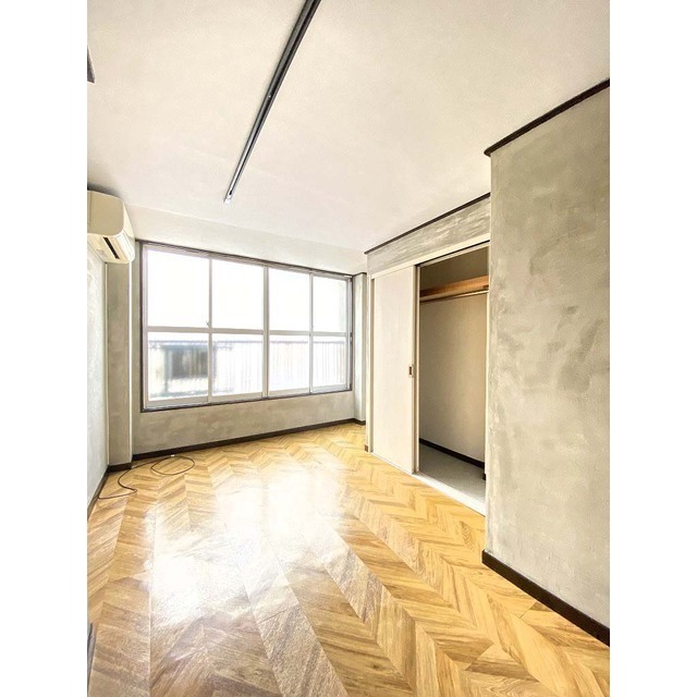 関根ビル 大きな窓のある部屋